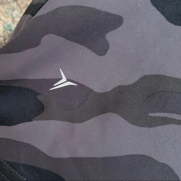 🎃 3/$30 Old Navy Active PowerSoft Grey and Black Camo Padded Strappy Tank Top - Picture 5 of 8